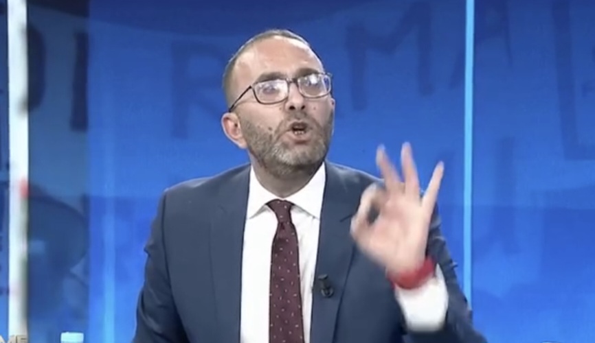 Gazetarja “gozhdon” Gaz Bardhin: Balluku të zhveshi në Fier, të la gjysëm deputet Gazetarja “gozhdon” Gaz Bardhin: Balluku të zhveshi në Fier, të la gjysëm deputet