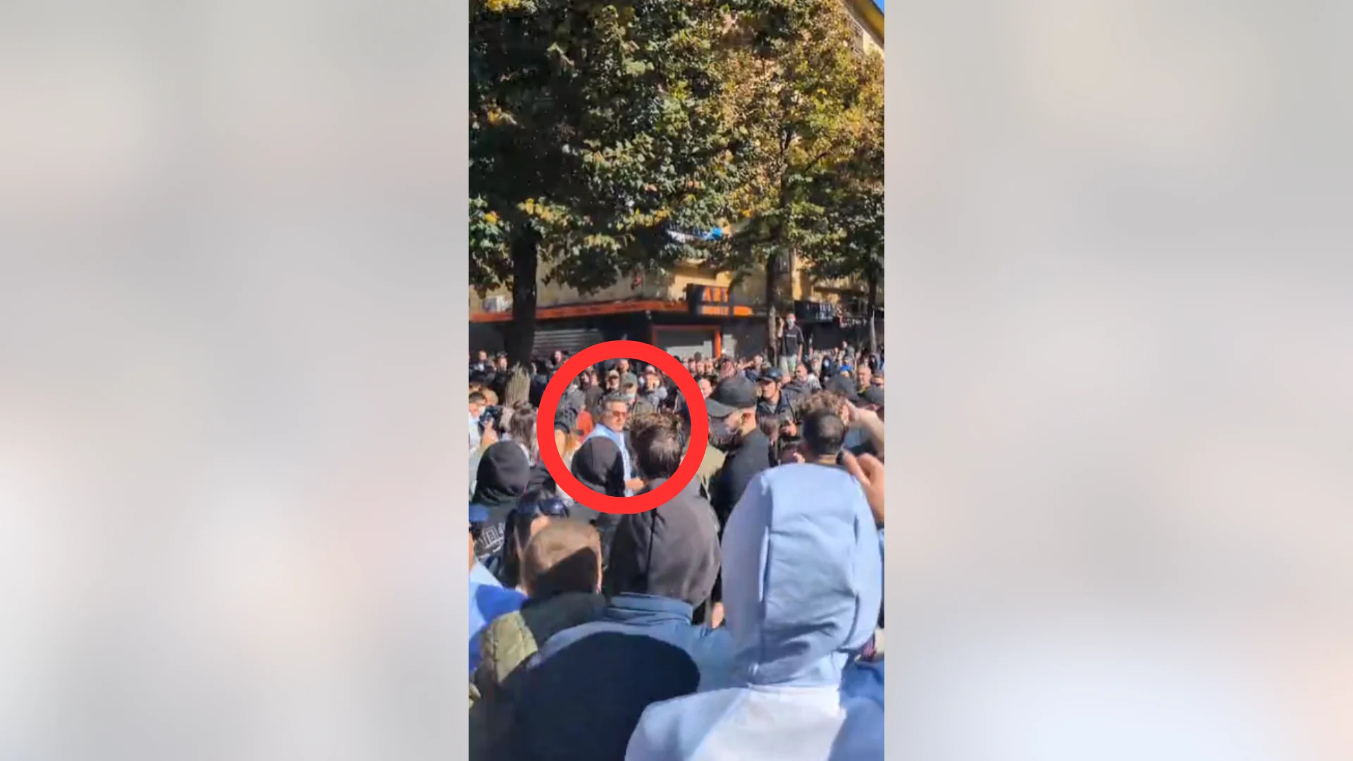 VIDEO/ Paloka me ushtarët e tij në grupimin e gabuar! Protestuesit e grupit tjetër e godasin dhe e shyjnë  duke thirrur  Rama në burg, Berisha në burg