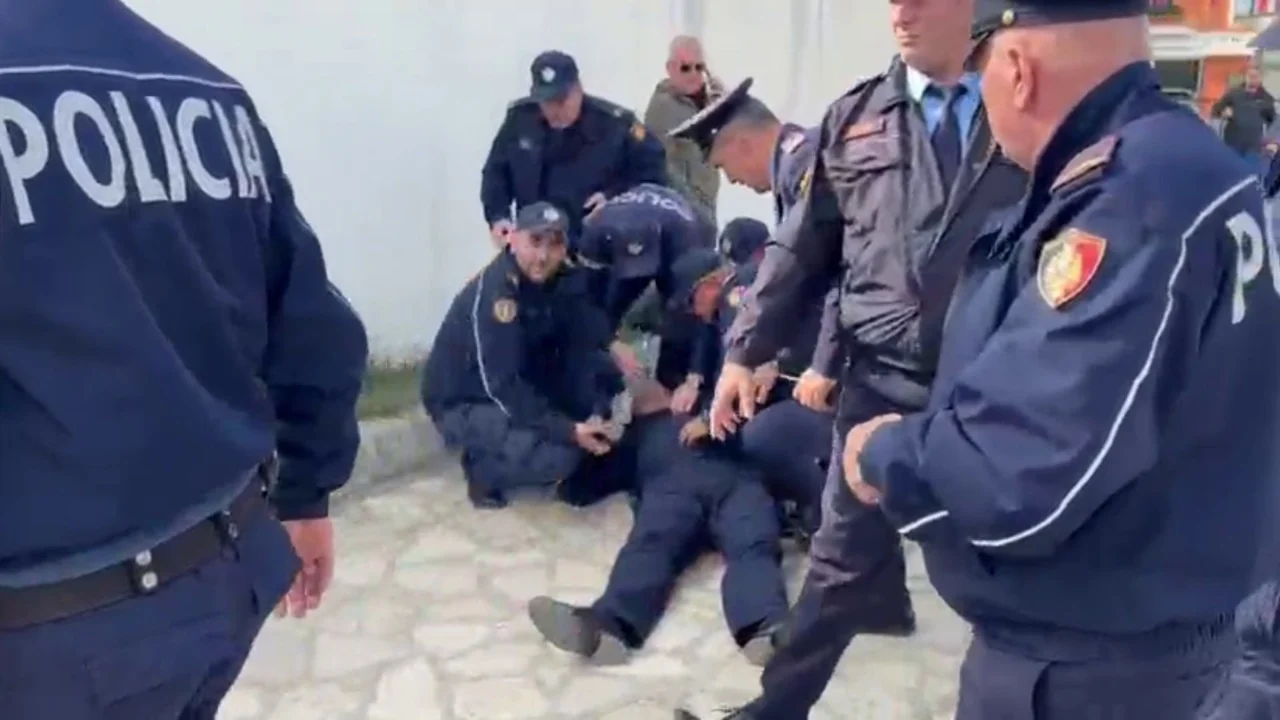U godit nga vandalët në kokë me hekur gjatë protestës: Komandanti i forcave të rendit të Shkodrës në gjendje të rëndë shëndetësore, niset drejt Tiranës U godit nga vandalët në kokë me hekur gjatë protestës: Komandanti i forcave të rendit të Shkodrës në gjendje të rëndë shëndetësore, niset drejt Tiranës