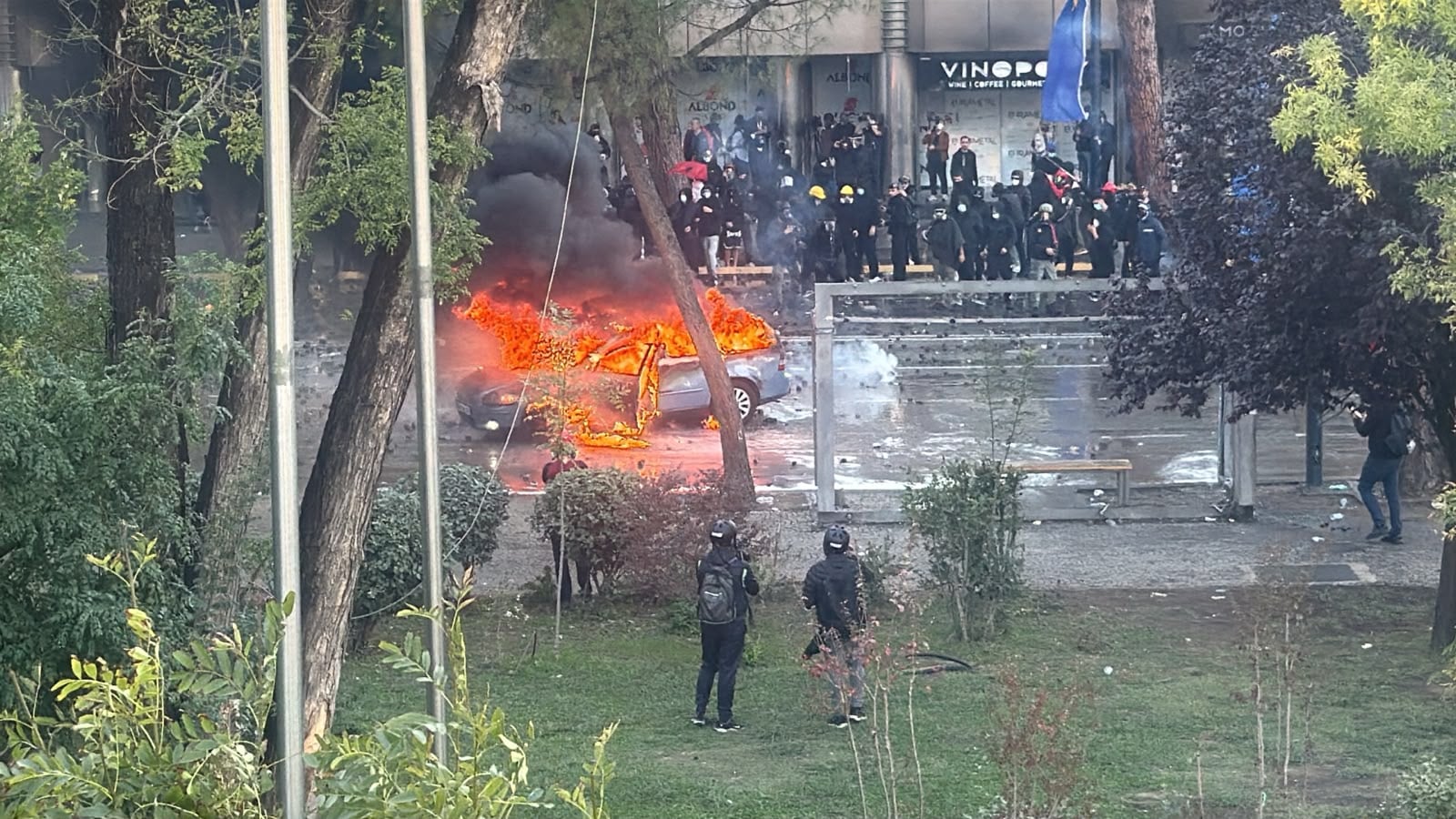 Dita e pestë e protestës së dhunshme: Tirana mes flakëve dhe përplasjeve, digjet Gjykata e Lartë dhe disa institucione, plaçkiten biznese! RENEA rrethon Kryeministrinë, dhjetëra të plagosur Dita e pestë e protestës së dhunshme: Tirana mes flakëve dhe përplasjeve, digjet Gjykata e Lartë dhe disa institucione, plaçkiten biznese! RENEA rrethon Kryeministrinë, dhjetëra të plagosur