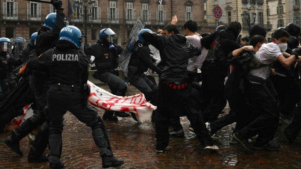Protesta e “studentëve të vërtetë” edhe në Itali:  Në shkallë vendin në protestë ishte 400 mijë studentë! Me flakadana dhe pankarta në rrugë, përplasen me policinë