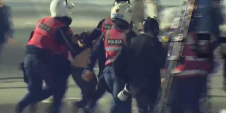 Rama: Shpërblim 2500 euro për çdo polic në përballje me protestat e dhunshme! Rama: Shpërblim 2500 euro për çdo polic në përballje me protestat e dhunshme!
