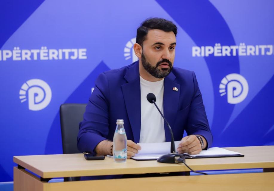 Belo u fut mes protestuesve me pamje të re por e njohën… e dëbuan dhe e poshtruan, revoltohet: Ata janë të paguar Belo u fut mes protestuesve me pamje të re por e njohën… e dëbuan dhe e poshtruan, revoltohet: Ata janë të paguar