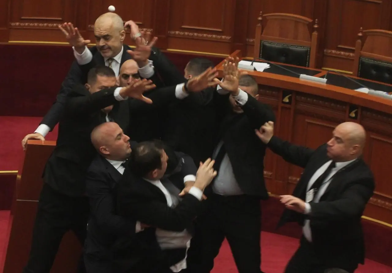 Miratohet në Kuvend me 85 vota” Territorialja”… edhe Braçe pro! Opozita si flemingot, sulmon me shishe uji e vezë Ramën por asgjë nuk ndryshon