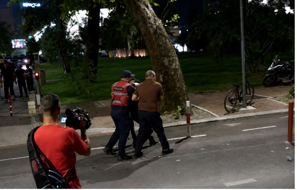 Protestat e dhunshme, 63 vandal dalin në Gjykatë! 25 lihen në burg, 5 në arrest shtëpie dhe 29 detyrim paraqitje: Ja kush janë shkatërruesit e Tiranës, emrat! Protestat e dhunshme, 63 vandal dalin në Gjykatë! 25 lihen në burg, 5 në arrest shtëpie dhe 29 detyrim paraqitje: Ja kush janë shkatërruesit e Tiranës, emrat!