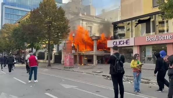 Dëmtohen banka dhe ATM gjatë protestave! AAB apel qytetarëve: Përdorni shërbimet digjitale, depozitat janë të sigurta Dëmtohen banka dhe ATM gjatë protestave! AAB apel qytetarëve: Përdorni shërbimet digjitale, depozitat janë të sigurta