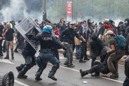 Milano në alarm për protestat e 24 tetorit, disa shprehin shqetësim që pakënaqësia mund të përfundojë në përplasje Milano në alarm për protestat e 24 tetorit, disa shprehin shqetësim që pakënaqësia mund të përfundojë në përplasje