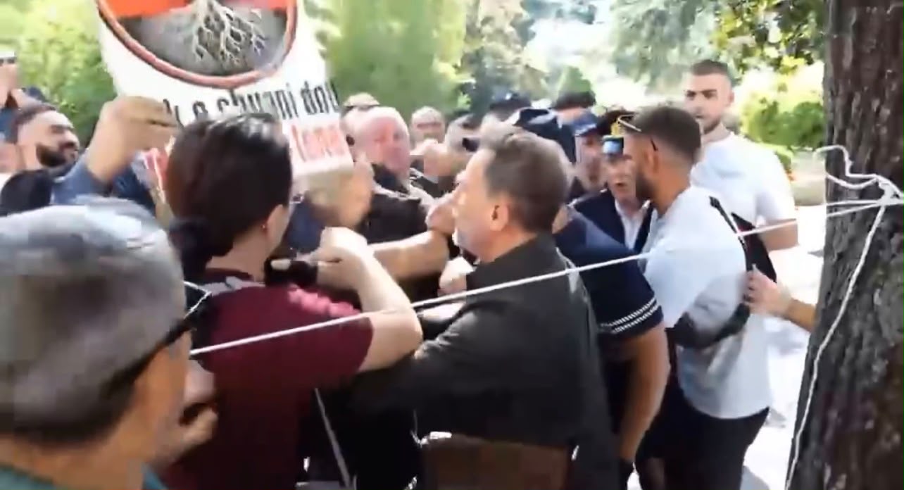 VIDEO/ Dhunë me “leje të policisë balerinë” para Kuvendit: Disa qytetarë nga Bashkia e PD-së Memaliaj godasin me sende të forta deputetin Braçe! E “shpëton” Tritan Shehu VIDEO/ Dhunë me “leje të policisë balerinë” para Kuvendit: Disa qytetarë nga Bashkia e PD-së Memaliaj godasin me sende të forta deputetin Braçe! E “shpëton” Tritan Shehu