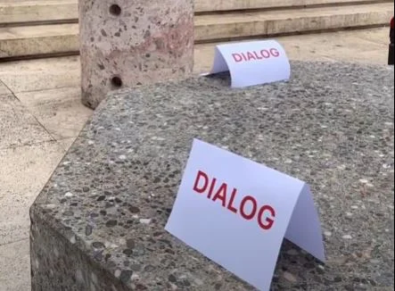 Me stola guri dhe karrige druri/ Kryeministri Rama nuk heq dorë nga kërkesa ndaj studentëve, i fton sërish në Dialog Me stola guri dhe karrige druri/ Kryeministri Rama nuk heq dorë nga kërkesa ndaj studentëve, i fton sërish në Dialog