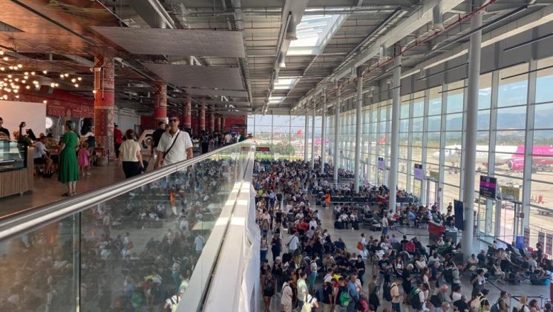 Lajmet e rreme për problemet në shërbim, reagon TIA: Aeroporti Ndërkombëtarë i Tiranës në funksionalitet të plotë! Lajmet e rreme për problemet në shërbim, reagon TIA: Aeroporti Ndërkombëtarë i Tiranës në funksionalitet të plotë!